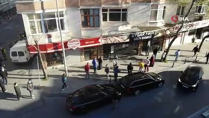 İstanbul’da sosyal mesafeli Ramazan pidesi kuyruğu havadan görüntülendi