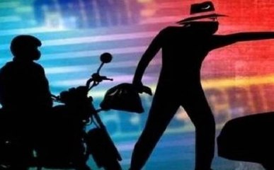 दिल्ली: दिनदहाड़े बंदूक की नोक पर बदमाशों ने की लूटपाट, वीडियो वायरल