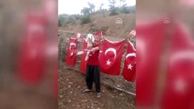 Omzunda kuzu, elinde Türk bayrağıyla okuduğu şiir sosyal medyada ilgi gördü