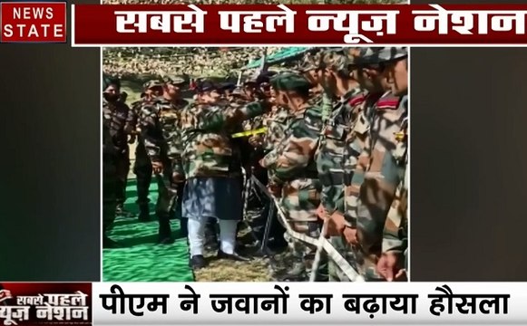 Diwali Special: Loc पर जवानों के साथ पीएम मोदी, जवानों को मिठाई खिलाकर मनाई दिवाली