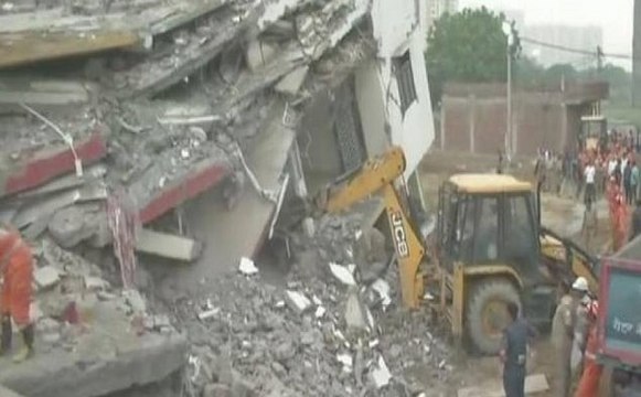 ग़ाज़ियाबाद में गिरी इमारत, कई लोगों के मलबे में फंसे होने की आशंका
