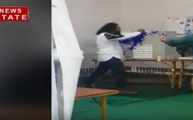 मतदान के दौरान शख्स ने की ऐसी हरकत, VIDEO देख हो जाएंगे हैरान