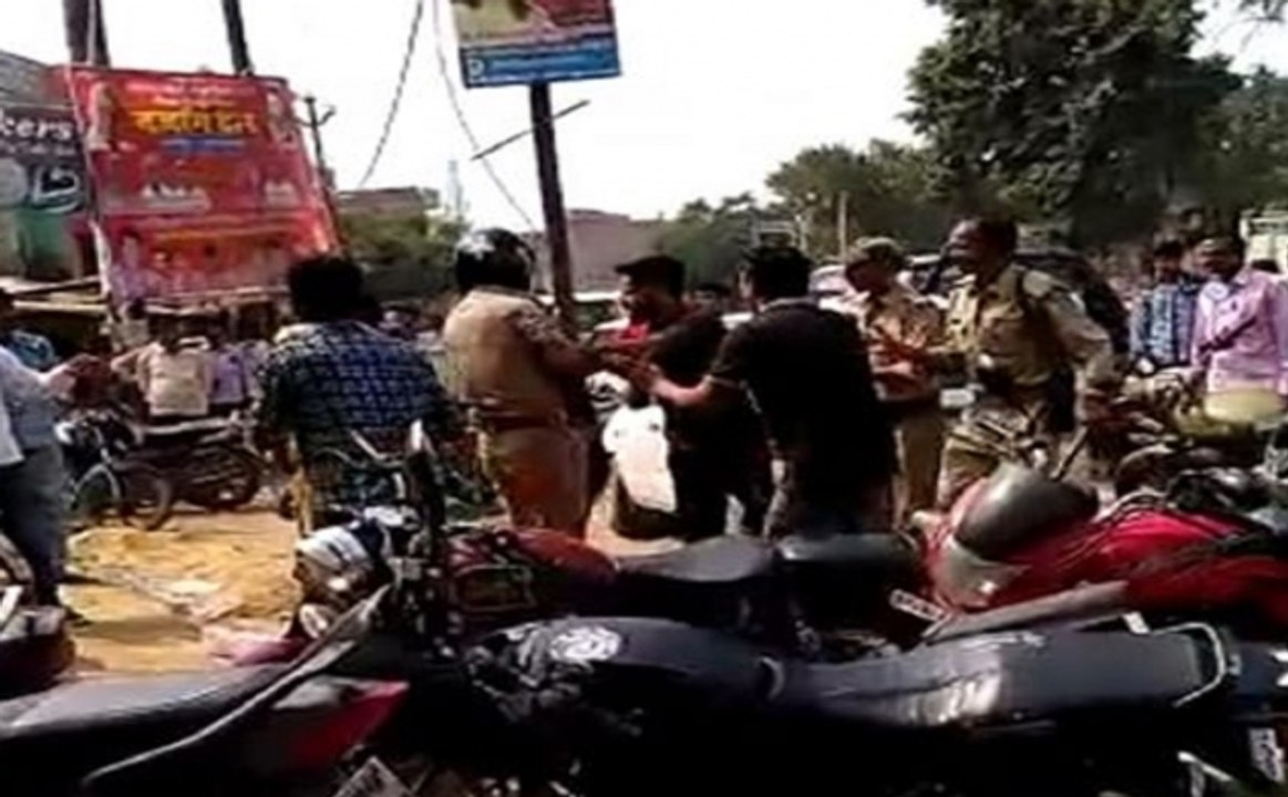 BJP नेता के बेटे की दबंगई बीच चौराहे पर दारोगा को जूतों से पीटा