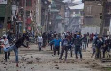 जम्मू-कश्मीरः पत्थरबाजों ने पर्यटकों को बनाया निशाना, मौत