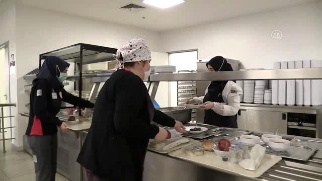 Ankara Şehir Hastanesi çalışanları ilk iftarı, görev başında yaptı