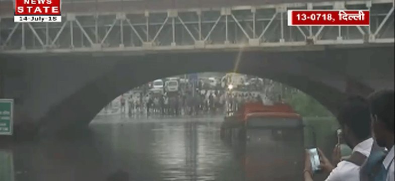 दिल्ली में मिंटो ब्रिज के नीचे डूबी बस, राजधानी की हालात हुई खस्ता