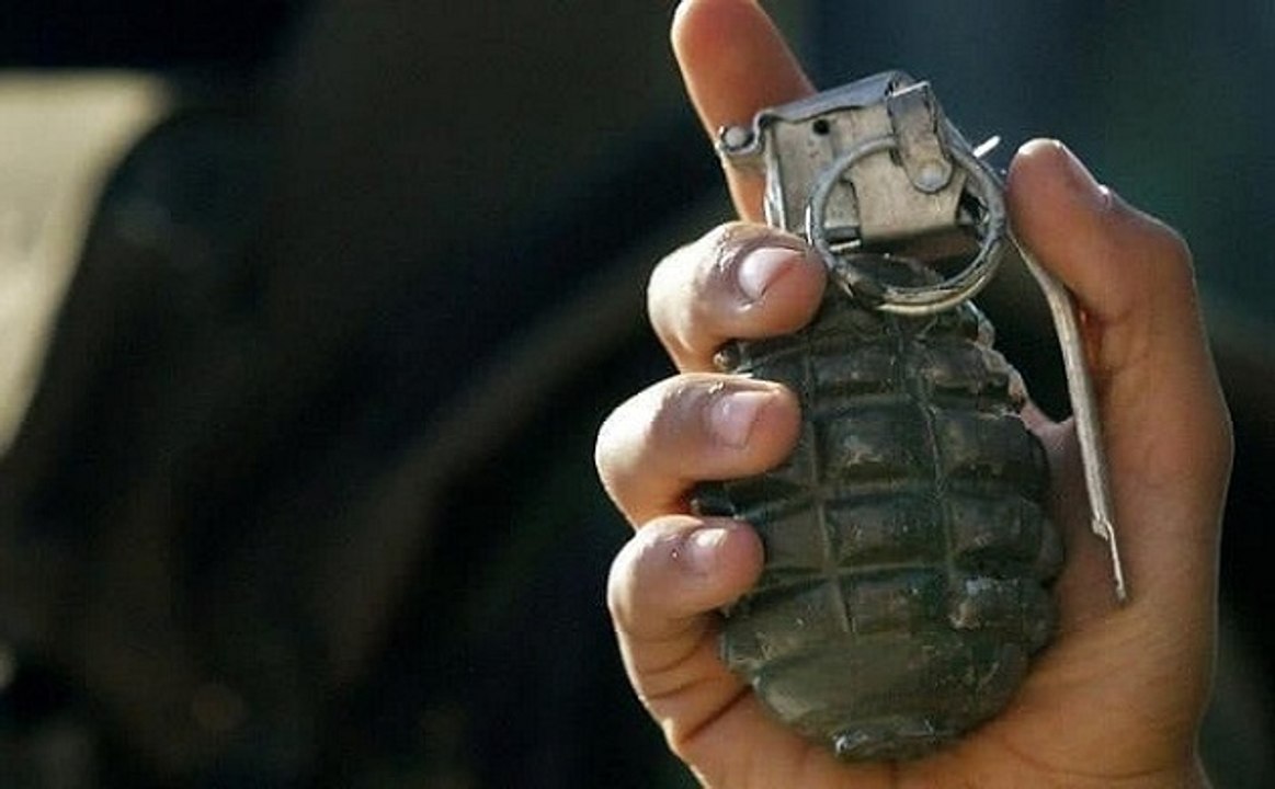 जम्मू-कश्मीर: पुलवामा में CRPF कैंप पर आतंकियों ने किया हमला