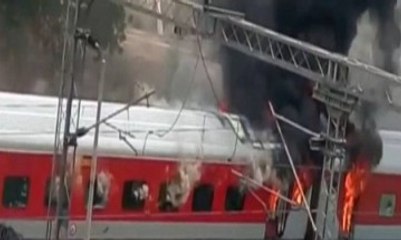 आंध्र प्रदेश एक्सप्रेस की चार एसी बोगियां आग से जलकर खाक