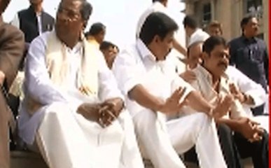 कर्नाटक विधानसभा के बाहर कांग्रेस-जेडीएस का प्रदर्शन