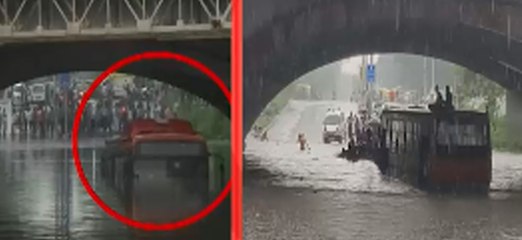 दिल्ली के मिंटो रोड में फिर फंसी बस, एमसीडी की खुली पोल