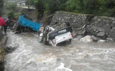 हिमाचल प्रदेश: बादल फटने से मलबे के नीचे फंसी गाड़ियां, लोग परेशान