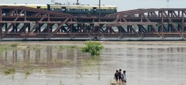 दिल्ली पर बाढ़ का खतरा मंडराया, यमुना रेल पुल पर परिचालन ठप