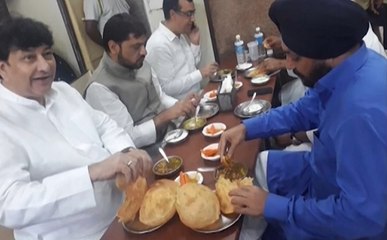 उपवास से पहले कांग्रेसी नेताओं ने उठाया छोले भटूरे का लुत्फ