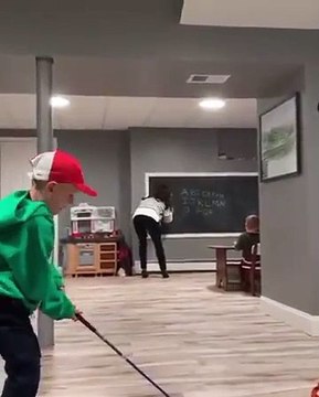 Un enfant lance une balle de golf sur sa mère pendant un cours à la maison et s’enfuit à toutes jambes