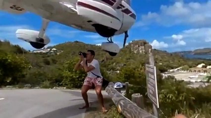 Un photographe frôlé par un avion à l'atterrissage