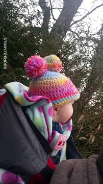 Ce bébé entends des oiseaux chanter pour la première fois, regardez sa tête