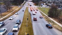 Ce conducteur percute volontairement un feu tricolore et continue sa route !