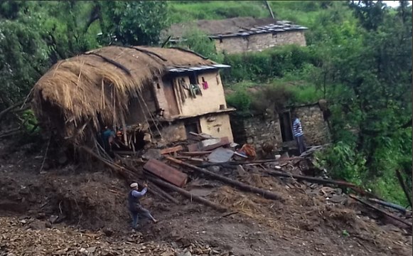 उत्तराखंड: बादल फटने से कई जगहों पर घर बहे, राहत कार्य जारी