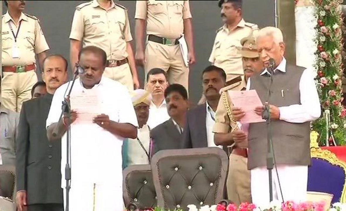 कुमारस्वामी ने ली सीएम पद की शपथ, पीएम ने दी बधाई