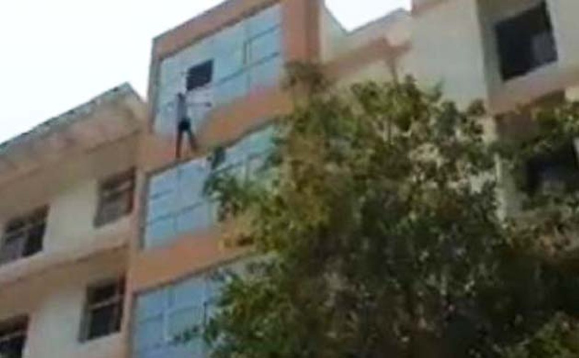 औरंगाबाद: छात्र ने तीसरी मंज़िल ने लगाई छलांग