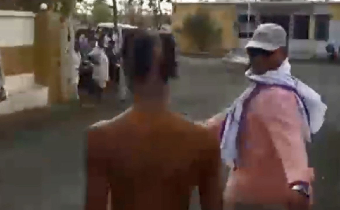 MP: भीड़ ने युवक को सरेआम पीटा, जूतों की माला पहनाई
