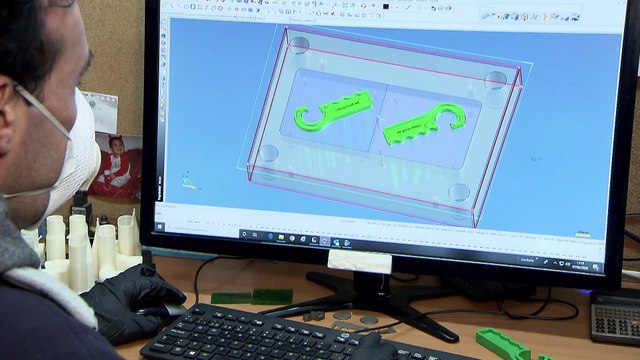 Una pyme madrileña fabrica moldes para abrir puertas y evitarcontagios