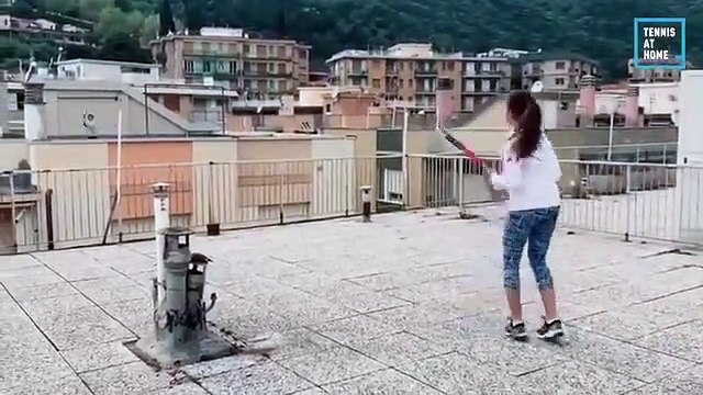 Deux femmes jouent au tennis depuis le toit de leur appartement