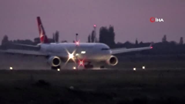 Kazakistan'dan 164 vatandaşı getirilen uçak Balıkesir Koca Seyit Hava Limanı'na iniş yaptı