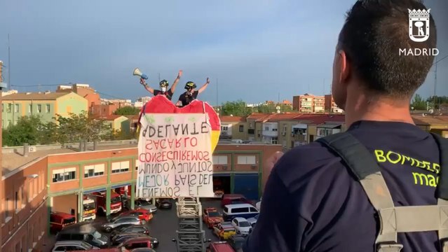 Bomberos animan a los vecinos de Usera (Madrid)