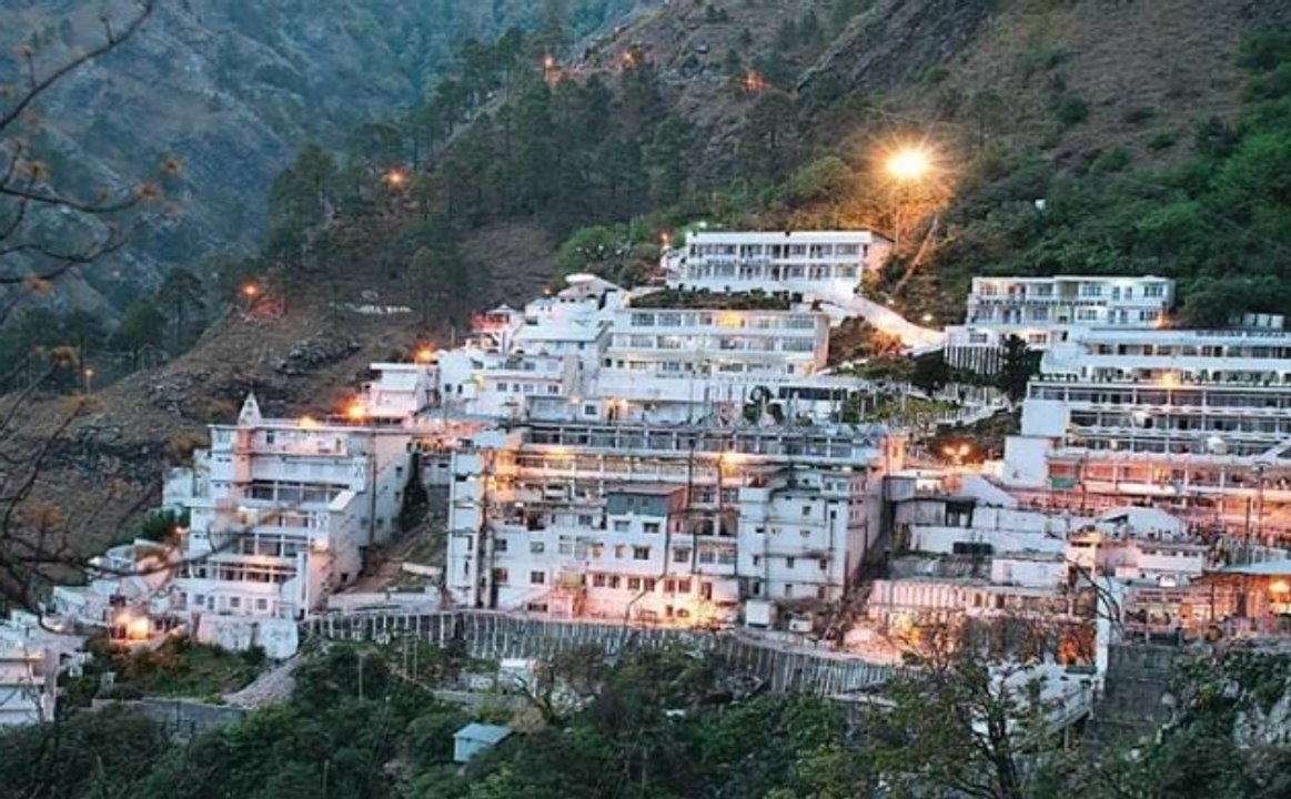 नए साल पर वैष्णो देवी में  उमड़ा श्रद्धालुओं का सैलाब