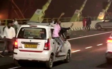 सिग्नेचर ब्रिज: ट्रैफिक नियमों की लोगों ने यूं उड़ाई धज्जियां