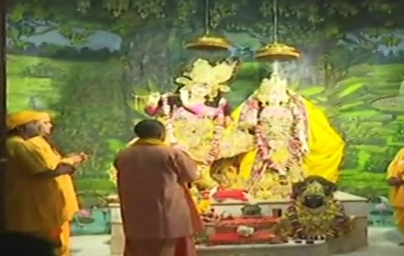 UP सीएम योगी पहुंचे मथुरा, बरसाना में खेली 'लट्ठमार' होली