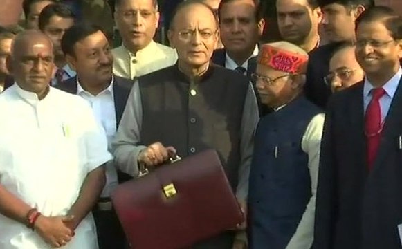 वित्त मंत्रालय पहुंचे अरुण जेटली, आज पेश करेंगे बजट
