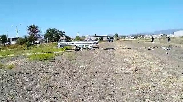 Tras hacer piruetas en el aire, se desploma avioneta en Culiacán