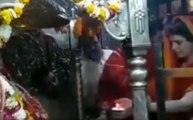 प्रियंका गांधी पहुंचीं विध्यवासिनी मंदिर, विजिटर बुक में लिखा-जय माता दी