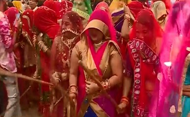 गोकुल की छड़ीमार होली : ब्रज में रंगों से सराबोर ज़मीन-आसमान