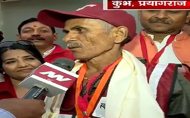 Kumbh 2019: कर्मचारियों के लिए सपनें से कम नहीं था, जब PM नरेंद्र मोदी ने धोए उनके पैर देखिए VIDEO