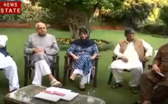 Jammu Kashmir: जम्मू-कश्मीर से 370 हटने के बाद महबूबा और उमर अब्दुल्ला को हिरासत में लिया गया