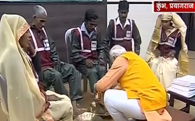 Kumbh 2019: PM नरेंद्र मोदी ने धोए सफाई कर्मचारियों के पैर