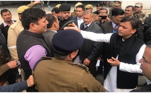 लखनऊ एयरपोर्ट पर अखिलेश यादव को रोकने पर सियासी संग्राम शुरु
