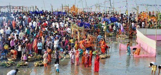 व्रतियों ने डूबते सूर्य को दिया पहला अर्घ्य