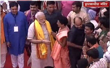 गुजरात: पीएम मोदी ने द्वारकाधीश मंदिर में की पूजा