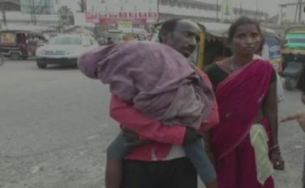 एम्बुलेंस न मिलने पर बेटी का शव कंधों पर लेकर घूमा पिता