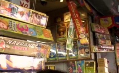 जानिए कैसे बनते हैं पटाखे, ऐसे पहुंचते हैं आपके घर तक