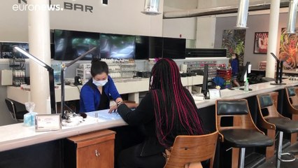 Estados republicanos dos EUA reabrem cabeleiros e ginásios