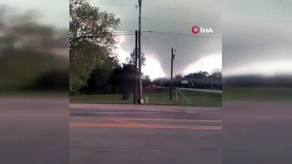 Hortumdan kaçan ABD'lilerin panik anları kameraya yansıdı