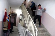 Sokağa çıkamayınca çözümü apartmanda spor yapmakta buldu