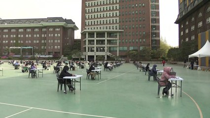 보험설계사 자격시험 야외에서 진행..."강풍에도 시험 볼 수 있어 다행" / YTN