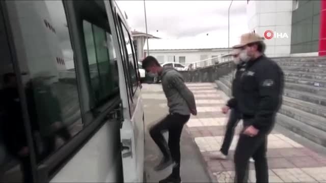 Van'da yol kapatarak ateş yakıp polis araçlarına molotofla saldıran 5 kişi tutuklandı