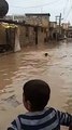 عاصفة مطرية تغرق سوق بلدة في الشمال السوري